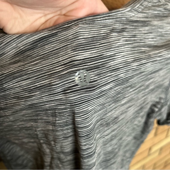 Lululemon Short Sleeve V-Neck Short Sleeve Tee Heathered Gray Black Size 2 - Picture 5 of 5